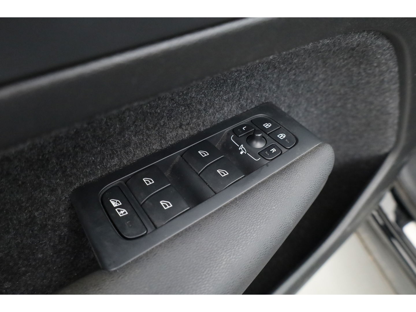 Volvo XC40 1.5 T4 Plug-in hybrid Plus Bright | Facelift | Elek. stoelen | Stoel & stuurverw. | CarPlay | H&K |