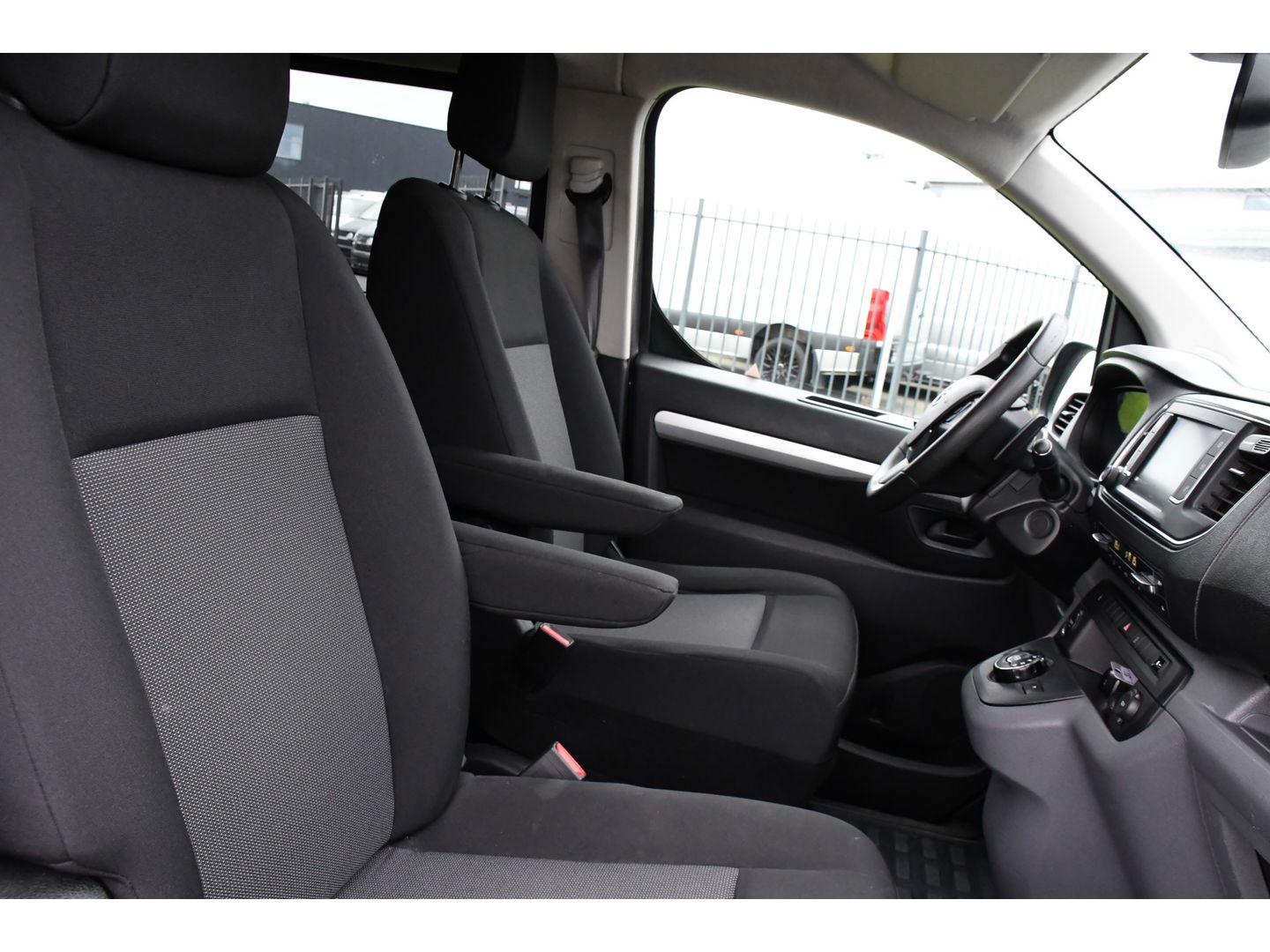 Toyota ProAce Worker 2.0 L3 DC PB Edition Camera, Cruise, Carplay, Clima, 177pk, Automaat, 2 x Schuifdeur, Keyless, NAVI, Uniek!