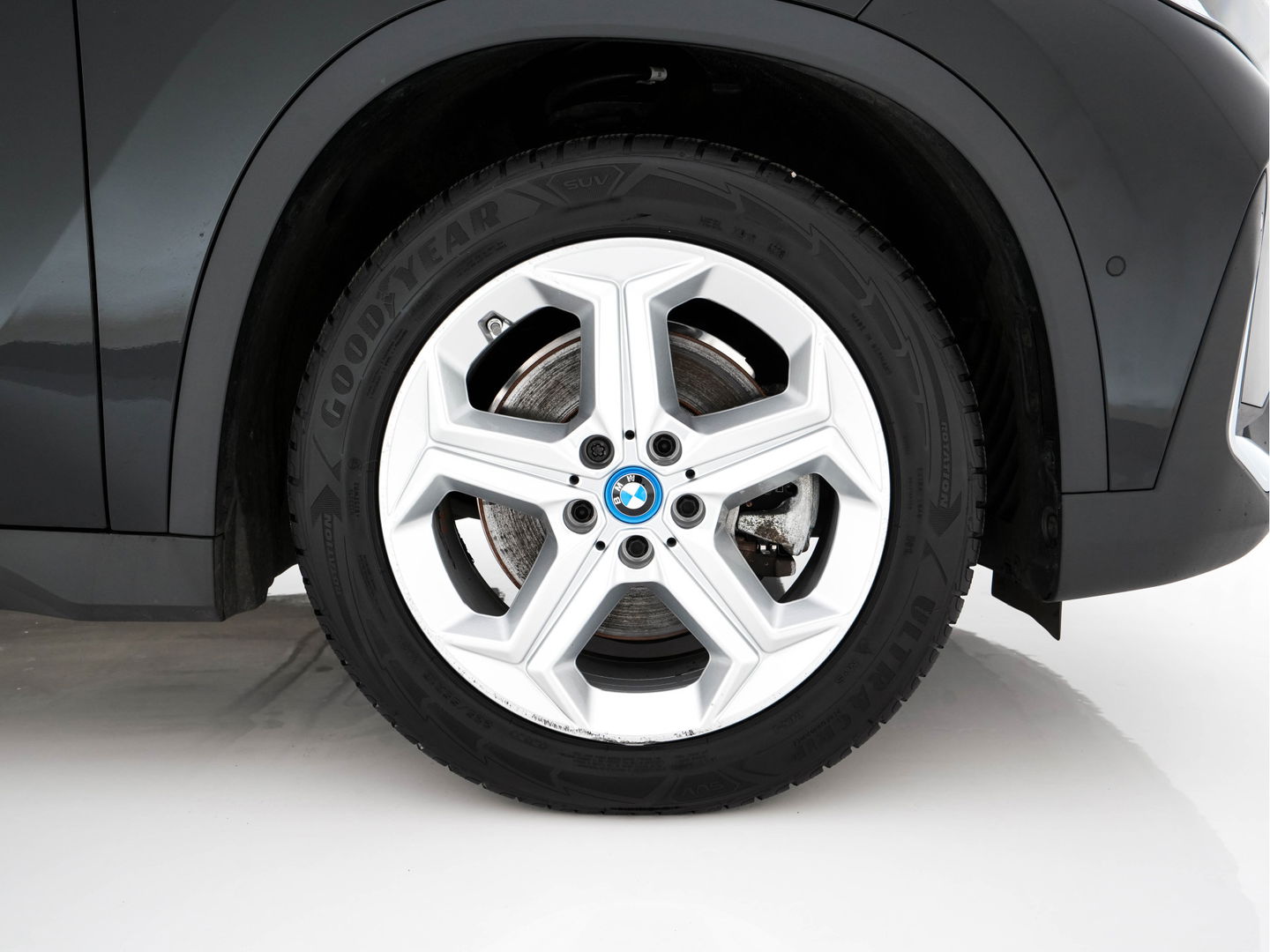 BMW iX1 xDrive30 Launch Edition 67 kWh [ 3-Fase-11kW ] {SOH-100%} (INCL-BTW) Aut. *FULL-LED | DIGI-COCKPIT | DAB+ | NAVI-FULLMAP | PRIVACYGLASS | COMFORTSEATS | ECC | PDC | CRUISE | 18''ALU*