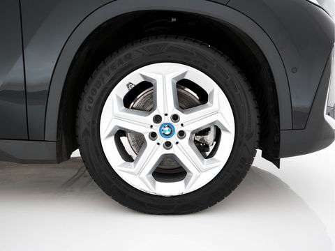 BMW iX1 xDrive30 Launch Edition 67 kWh [ 3-Fase-11kW ] {SOH-100%} (INCL-BTW) Aut. *FULL-LED | DIGI-COCKPIT | DAB+ | NAVI-FULLMAP | PRIVACYGLASS | COMFORTSEATS | ECC | PDC | CRUISE | 18''ALU*