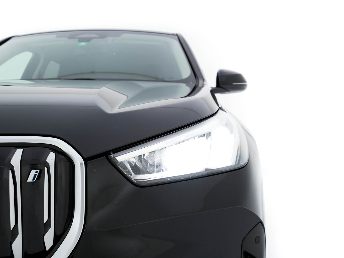 BMW iX1 xDrive30 Launch Edition 67 kWh [ 3-Fase-11kW ] {SOH-100%} (INCL-BTW) Aut. *FULL-LED | DIGI-COCKPIT | DAB+ | NAVI-FULLMAP | PRIVACYGLASS | COMFORTSEATS | ECC | PDC | CRUISE | 18''ALU*