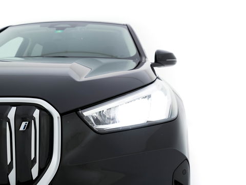 BMW iX1 xDrive30 Launch Edition 67 kWh [ 3-Fase-11kW ] {SOH-100%} (INCL-BTW) Aut. *FULL-LED | DIGI-COCKPIT | DAB+ | NAVI-FULLMAP | PRIVACYGLASS | COMFORTSEATS | ECC | PDC | CRUISE | 18''ALU*