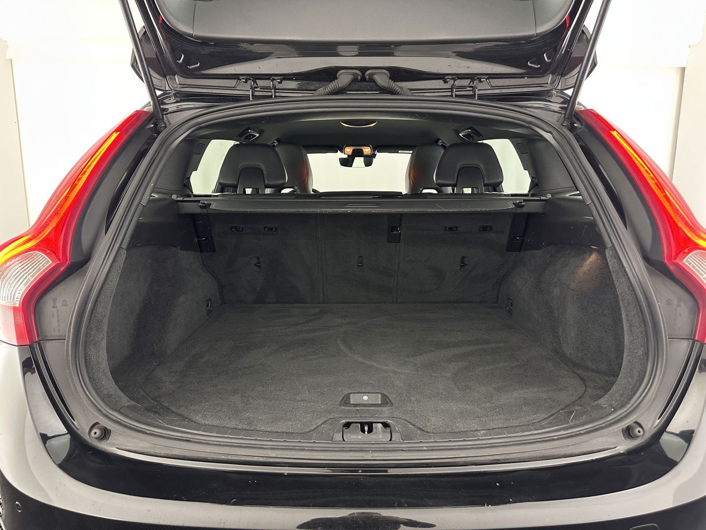 Volvo V60 2.0 D4 R-Design Business Aut *LEATHER-MICROFIBRE | XENON | NAVI-FULLMAP | ECC | PDC | CRUISE | 16''ALU*