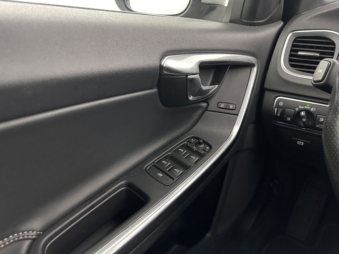 Volvo V60 2.0 D4 R-Design Business Aut *LEATHER-MICROFIBRE | XENON | NAVI-FULLMAP | ECC | PDC | CRUISE | 16''ALU*