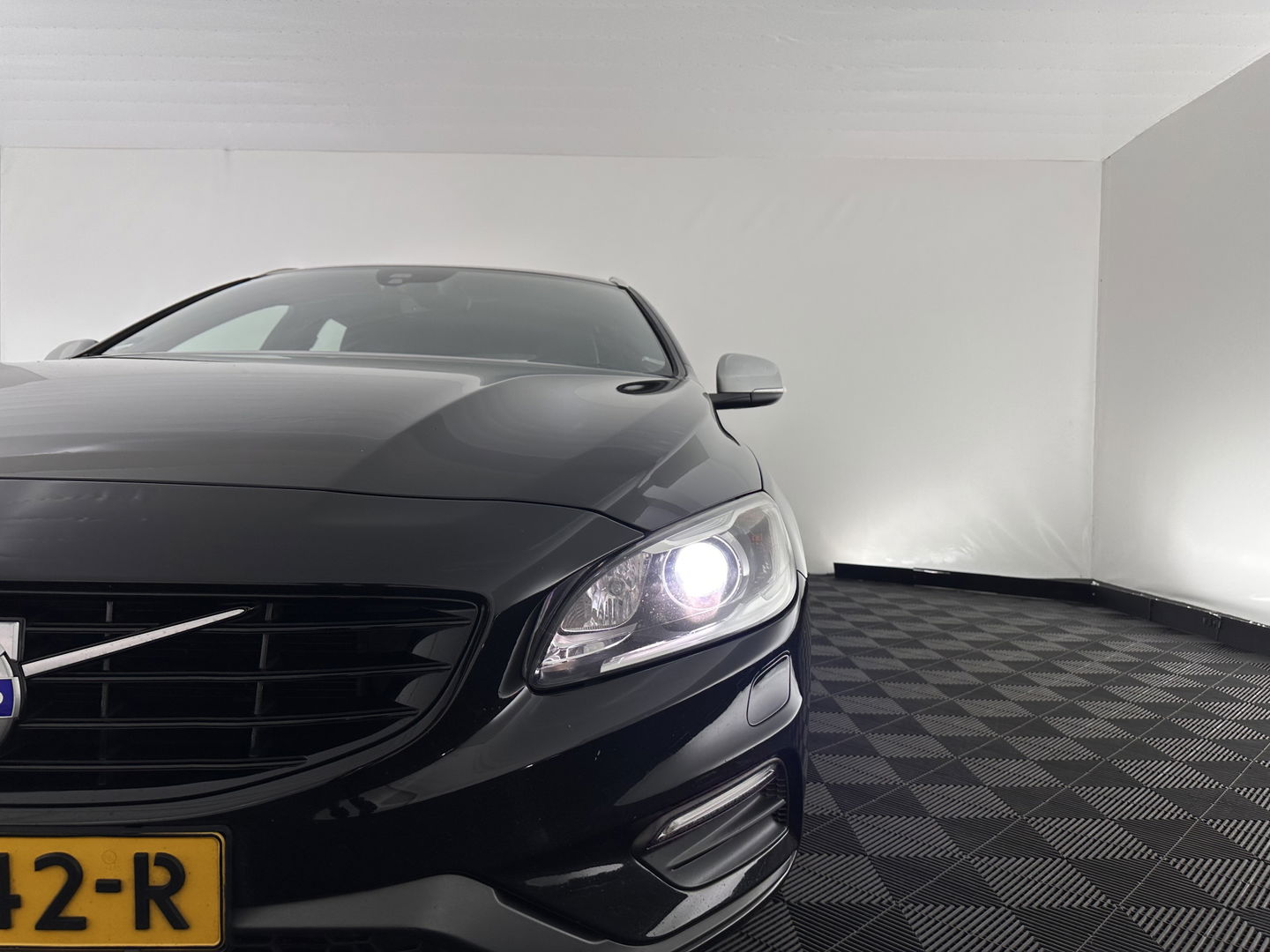 Volvo V60 2.0 D4 R-Design Business Aut *LEATHER-MICROFIBRE | XENON | NAVI-FULLMAP | ECC | PDC | CRUISE | 16''ALU*