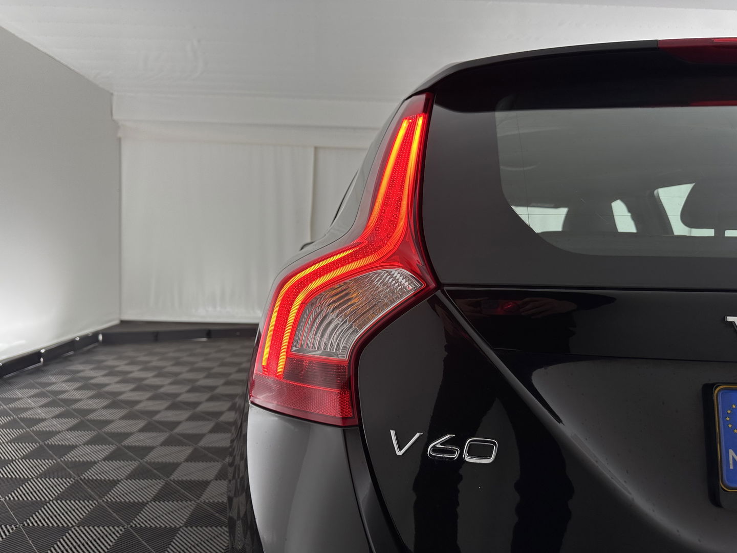 Volvo V60 2.0 D4 R-Design Business Aut *LEATHER-MICROFIBRE | XENON | NAVI-FULLMAP | ECC | PDC | CRUISE | 16''ALU*