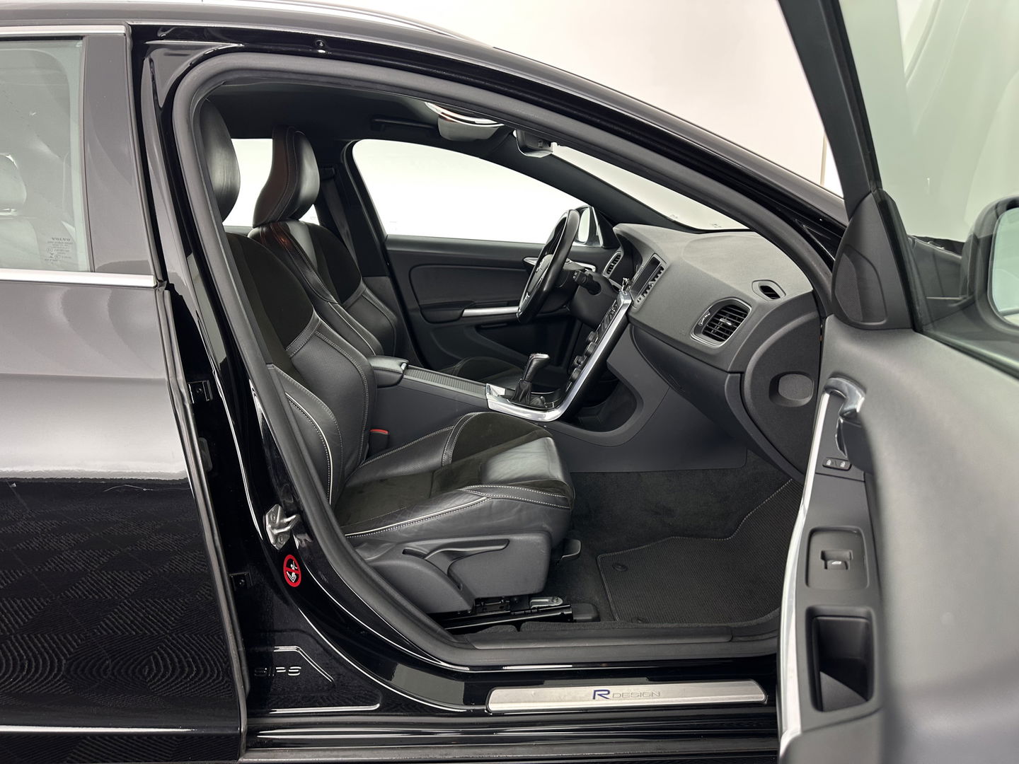 Volvo V60 2.0 D4 R-Design Business Aut *LEATHER-MICROFIBRE | XENON | NAVI-FULLMAP | ECC | PDC | CRUISE | 16''ALU*