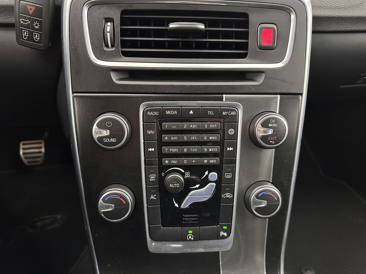 Volvo V60 2.0 D4 R-Design Business Aut *LEATHER-MICROFIBRE | XENON | NAVI-FULLMAP | ECC | PDC | CRUISE | 16''ALU*