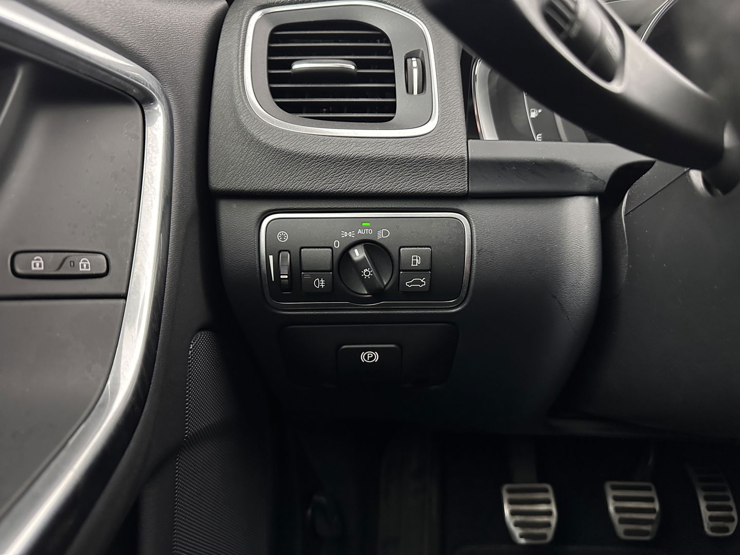 Volvo V60 2.0 D4 R-Design Business Aut *LEATHER-MICROFIBRE | XENON | NAVI-FULLMAP | ECC | PDC | CRUISE | 16''ALU*