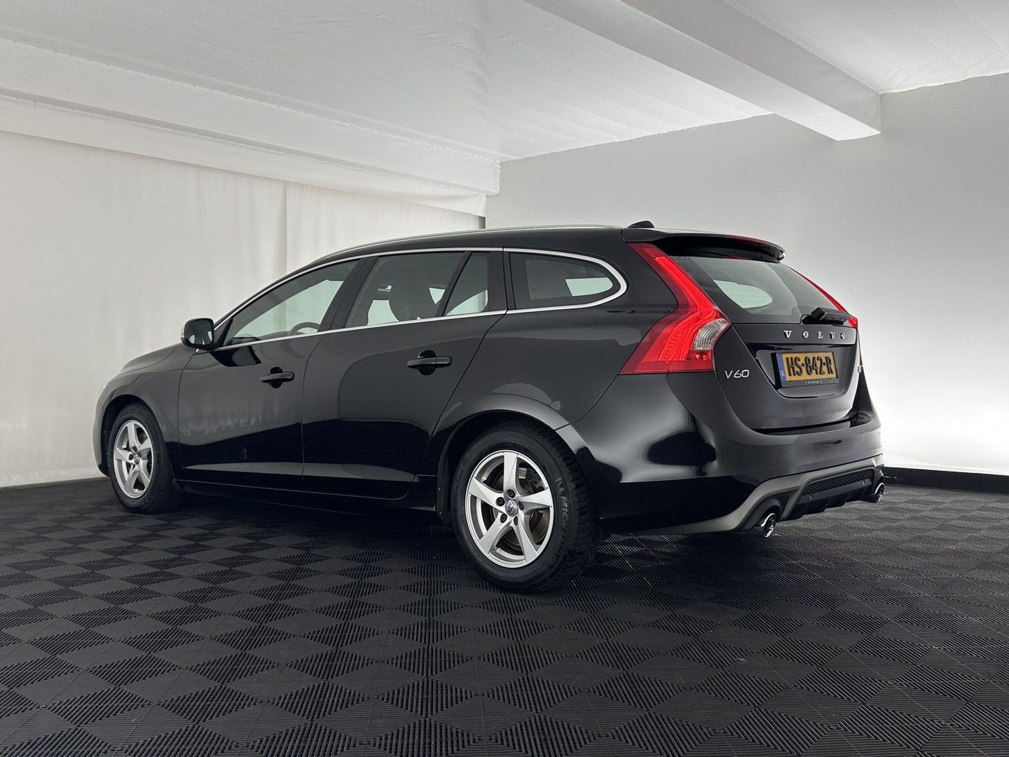 Volvo V60 2.0 D4 R-Design Business Aut *LEATHER-MICROFIBRE | XENON | NAVI-FULLMAP | ECC | PDC | CRUISE | 16''ALU*