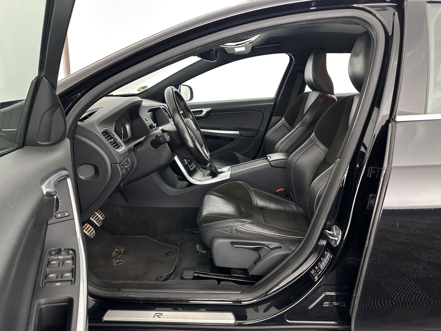 Volvo V60 2.0 D4 R-Design Business Aut *LEATHER-MICROFIBRE | XENON | NAVI-FULLMAP | ECC | PDC | CRUISE | 16''ALU*