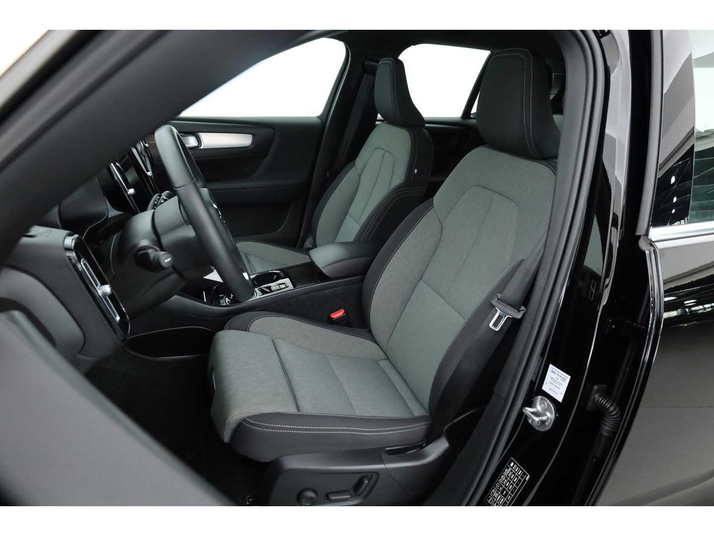 Volvo XC40 1.5 T4 Plug-in hybrid Plus Bright | Facelift | Elek. stoelen |  H&K Audio | Camera | Stoel + stuurverwarming | All season