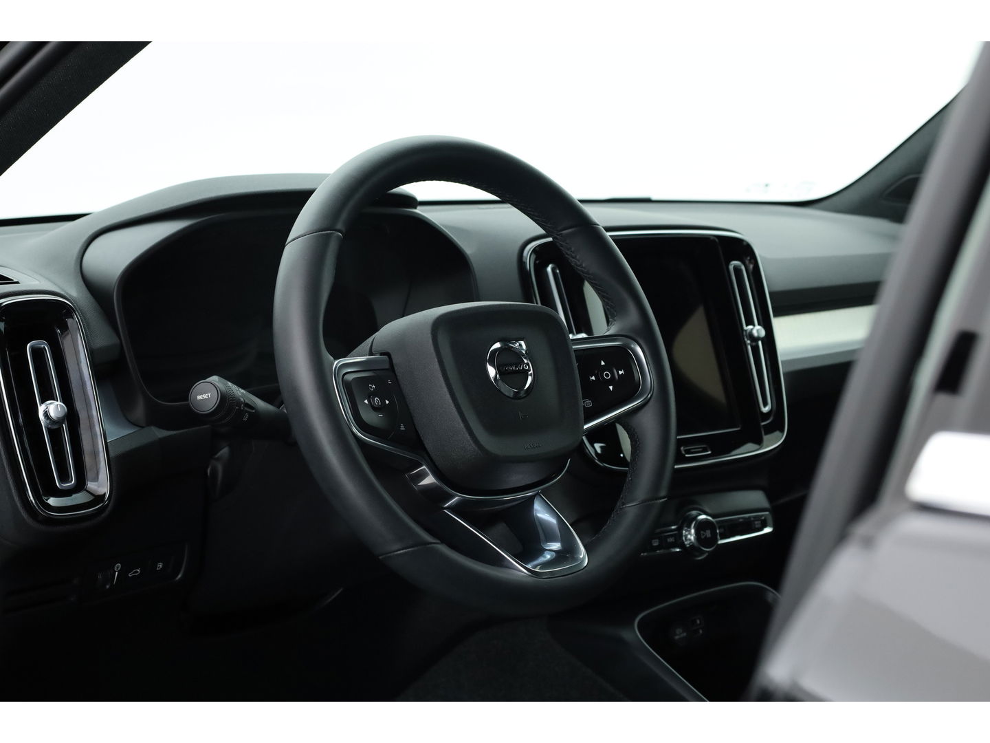 Volvo XC40 1.5 T4 Plug-in hybrid Plus Bright | Facelift | Elek. stoelen |  H&K Audio | Camera | Stoel + stuurverwarming | All season