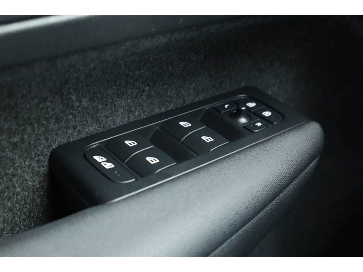 Volvo XC40 1.5 T4 Plug-in hybrid Plus Bright | Facelift | Elek. stoelen |  H&K Audio | Camera | Stoel + stuurverwarming | All season