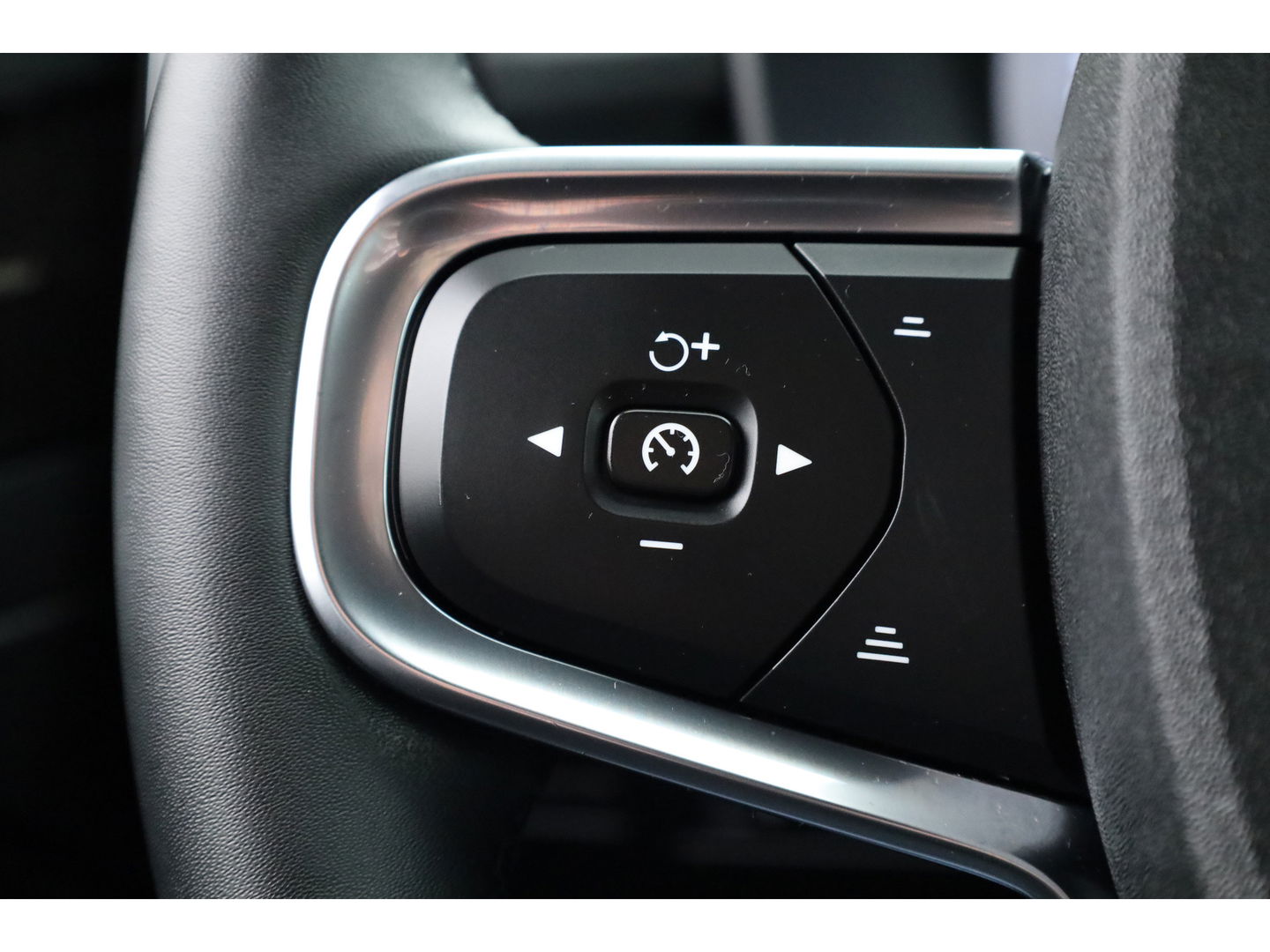 Volvo XC40 1.5 T4 Plug-in hybrid Plus Bright | Facelift | Elek. stoelen |  H&K Audio | Camera | Stoel + stuurverwarming | All season