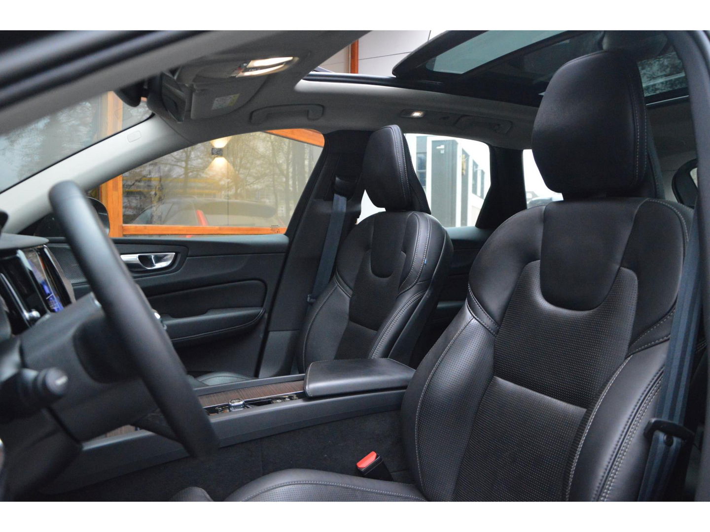 Volvo XC60 T8 Hybrid AWD Ultimate Bright | Massage | Stoelventilatie | Panoramadak | Head-Up | 360° Camera |