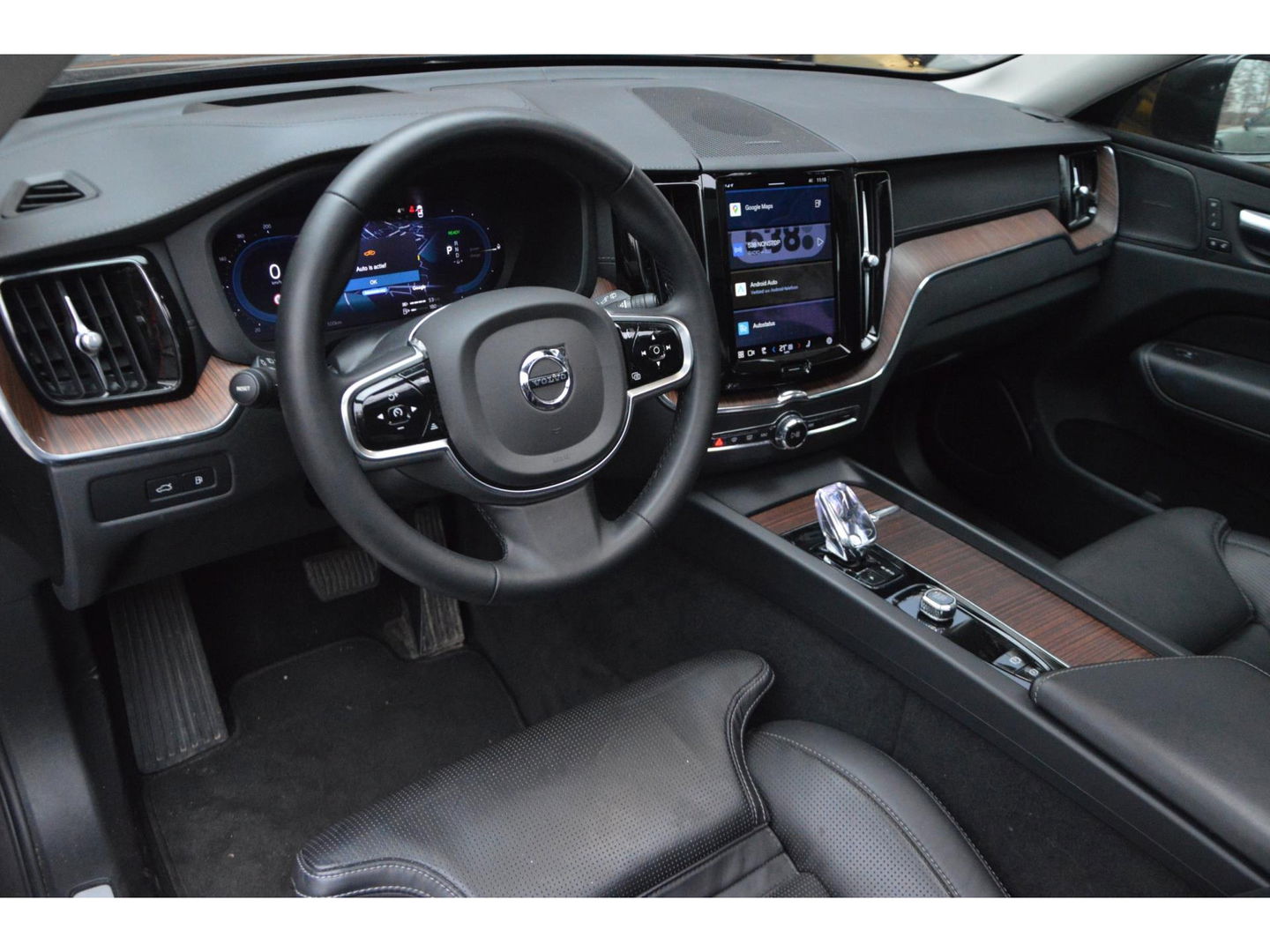 Volvo XC60 T8 Hybrid AWD Ultimate Bright | Massage | Stoelventilatie | Panoramadak | Head-Up | 360° Camera |