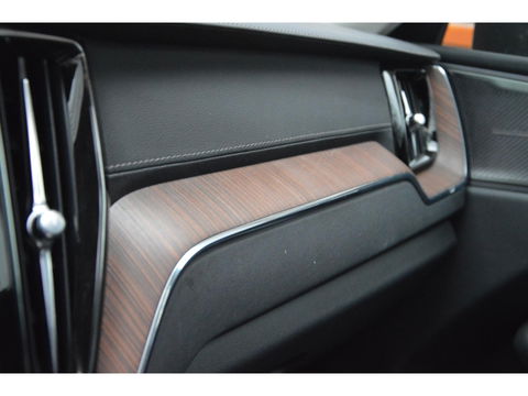 Volvo XC60 T8 Hybrid AWD Ultimate Bright | Massage | Stoelventilatie | Panoramadak | Head-Up | 360° Camera |