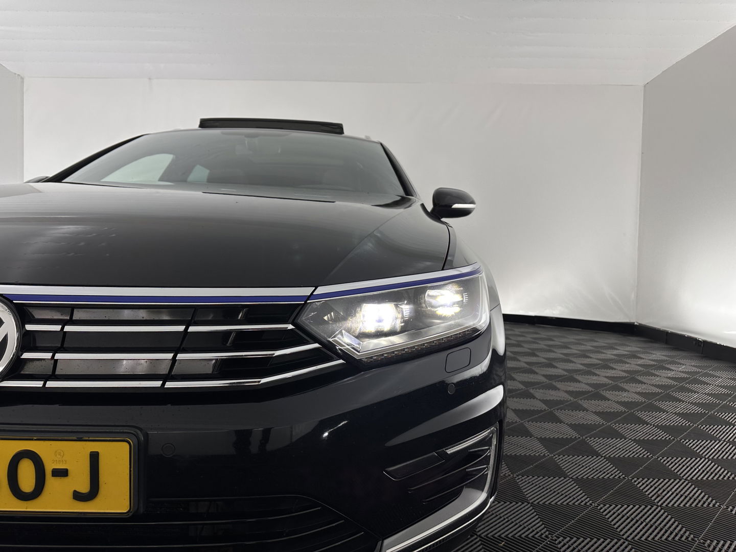 Volkswagen Passat Variant 1.4 TSI GTE Connected Series Plus Aut. *PANO | LEATHER | FULL-LED | CAMERA | NAVI-FULLMAP | ADAPTIVE-CRUISE | HEATED-ERGONOMIC-SPORTSEATS | KEYLESS | PDC | ECC | PRIVACYGLASS | AMBIENTLIGHT | KEYLESS | 18''ALU*