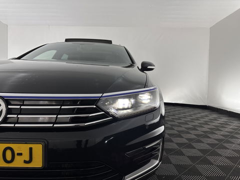Volkswagen Passat Variant 1.4 TSI GTE Connected Series Plus Aut. *PANO | LEATHER | FULL-LED | CAMERA | NAVI-FULLMAP | ADAPTIVE-CRUISE | HEATED-ERGONOMIC-SPORTSEATS | KEYLESS | PDC | ECC | PRIVACYGLASS | AMBIENTLIGHT | KEYLESS | 18''ALU*