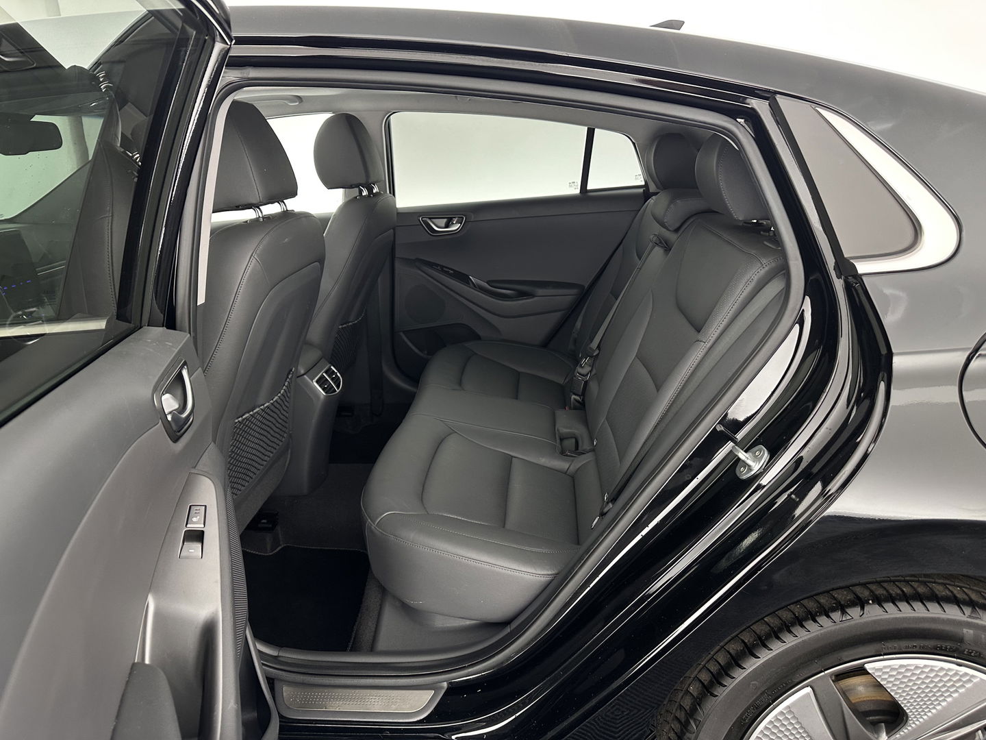 Hyundai IONIQ Premium EV 38 kWh {SOH-97%} (INCL-BTW) Aut *HEATPUMP | PANO | LEATHER | FULL-LED | ADAPTIVE-CRUISE | KEYLESS | NAVI-FULLMAP | DAB | CAMERA | MEMORY-PACK | DIGI-COCKPIT | HEATED/VENTILATED-SEATS | CCS- FASTLOADER | 16''A