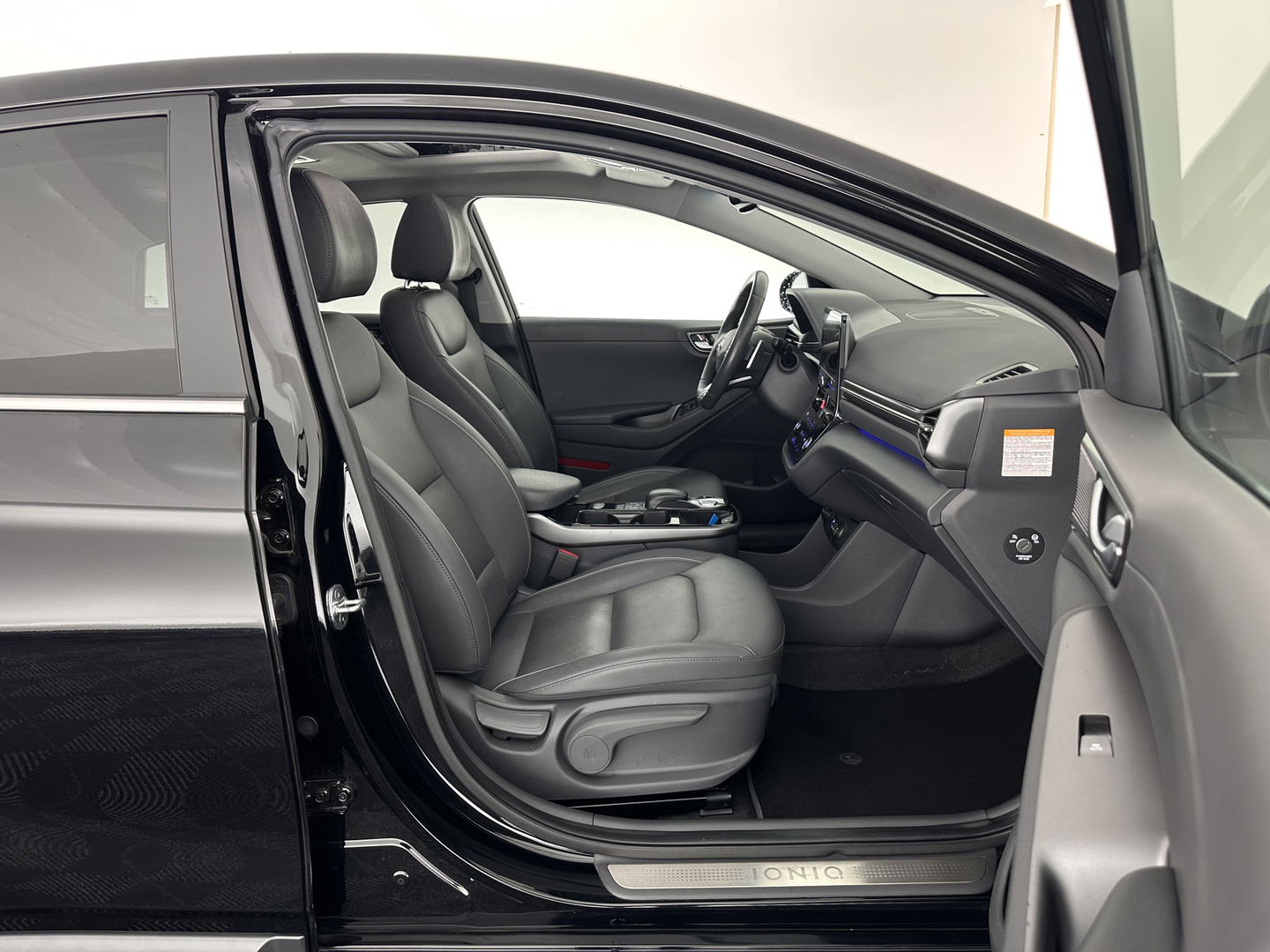 Hyundai IONIQ Premium EV 38 kWh {SOH-97%} (INCL-BTW) Aut *HEATPUMP | PANO | LEATHER | FULL-LED | ADAPTIVE-CRUISE | KEYLESS | NAVI-FULLMAP | DAB | CAMERA | MEMORY-PACK | DIGI-COCKPIT | HEATED/VENTILATED-SEATS | CCS- FASTLOADER | 16''A