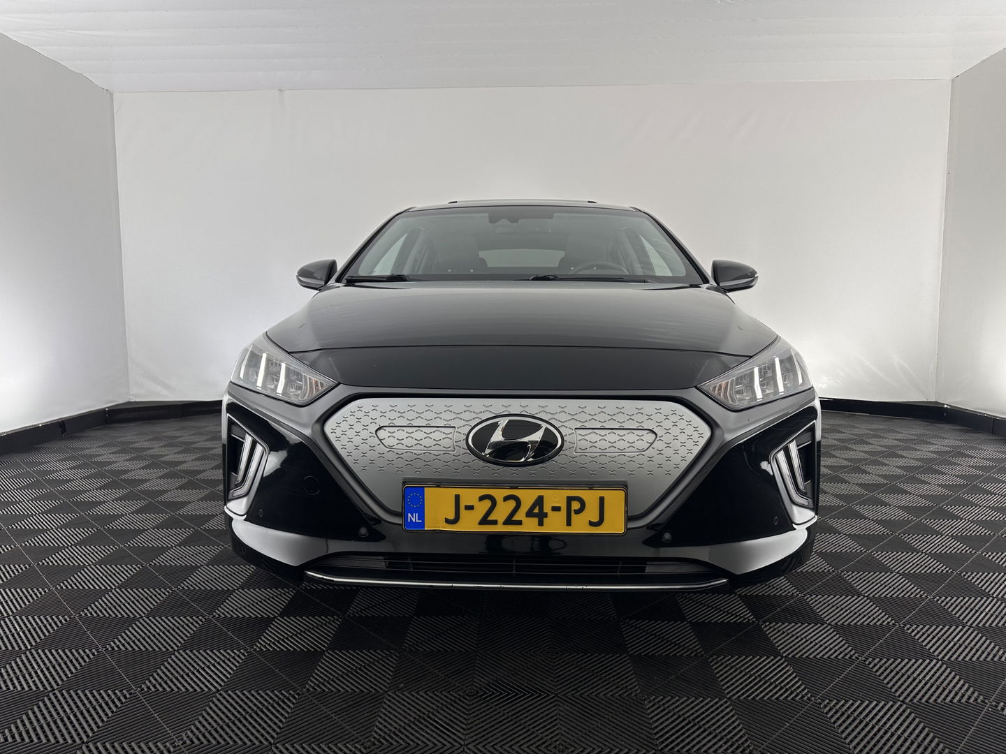 Hyundai IONIQ Premium EV 38 kWh {SOH-97%} (INCL-BTW) Aut *HEATPUMP | PANO | LEATHER | FULL-LED | ADAPTIVE-CRUISE | KEYLESS | NAVI-FULLMAP | DAB | CAMERA | MEMORY-PACK | DIGI-COCKPIT | HEATED/VENTILATED-SEATS | CCS- FASTLOADER | 16''A
