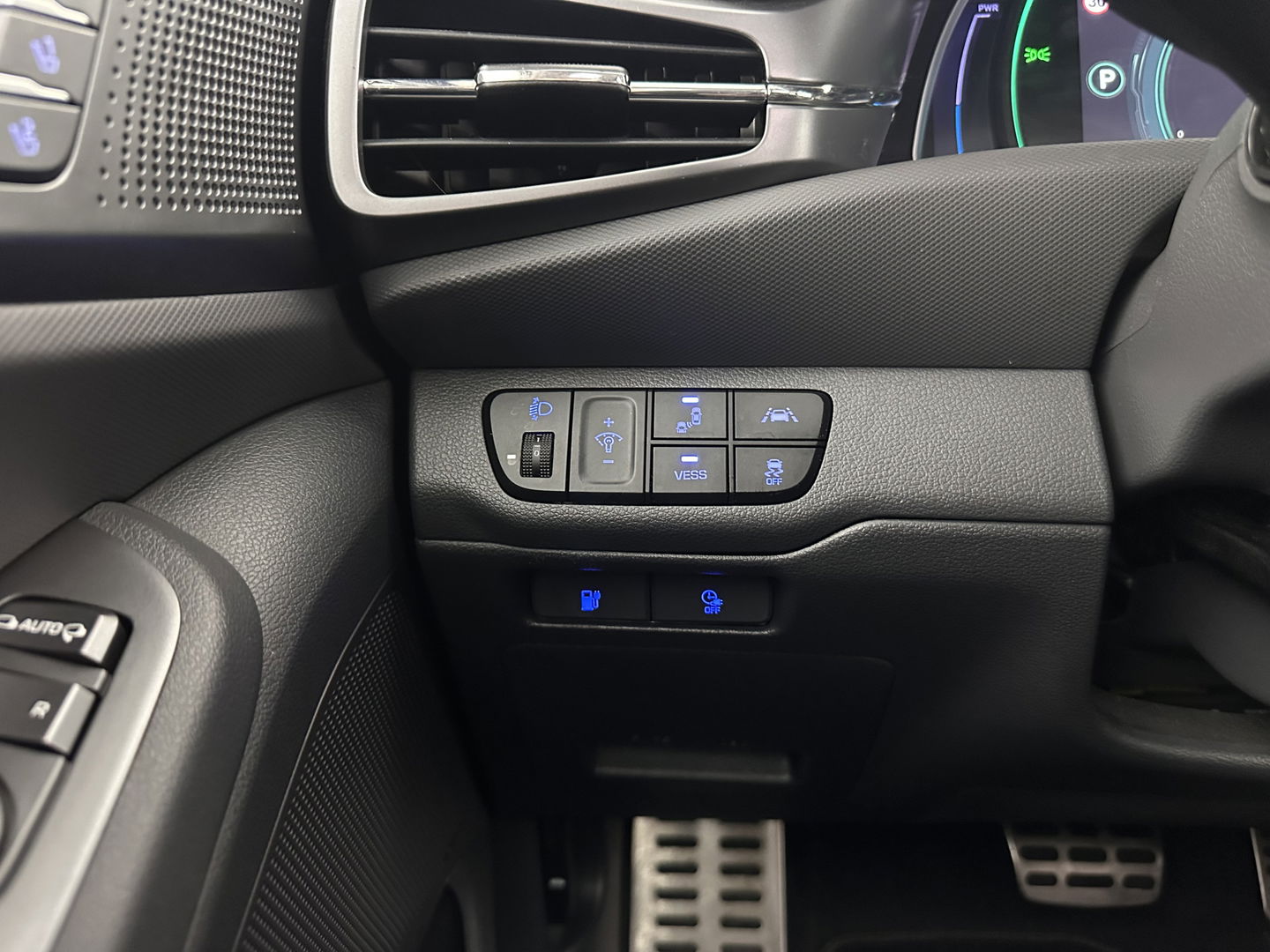 Hyundai IONIQ Premium EV 38 kWh {SOH-97%} (INCL-BTW) Aut *HEATPUMP | PANO | LEATHER | FULL-LED | ADAPTIVE-CRUISE | KEYLESS | NAVI-FULLMAP | DAB | CAMERA | MEMORY-PACK | DIGI-COCKPIT | HEATED/VENTILATED-SEATS | CCS- FASTLOADER | 16''A