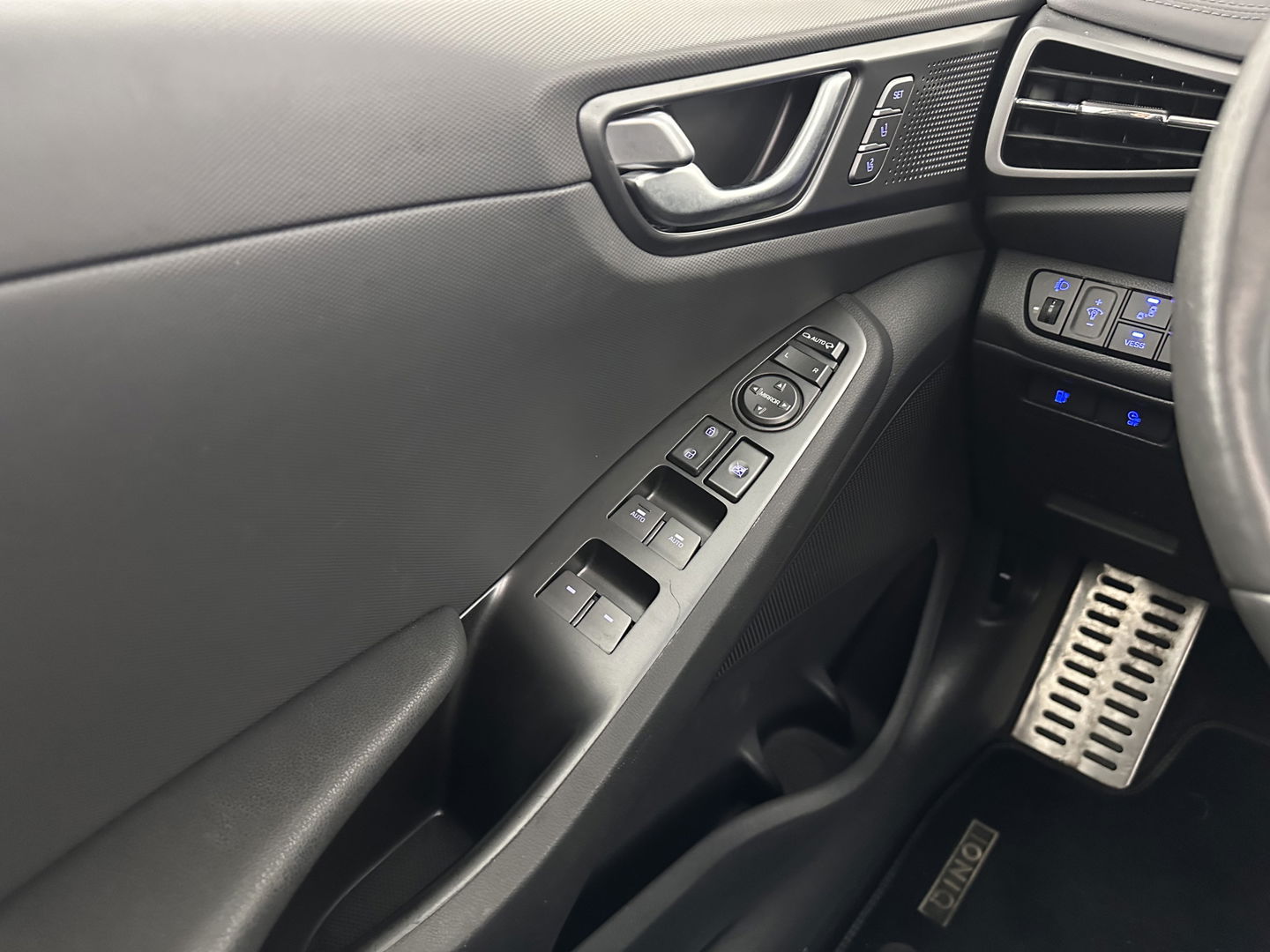 Hyundai IONIQ Premium EV 38 kWh {SOH-97%} (INCL-BTW) Aut *HEATPUMP | PANO | LEATHER | FULL-LED | ADAPTIVE-CRUISE | KEYLESS | NAVI-FULLMAP | DAB | CAMERA | MEMORY-PACK | DIGI-COCKPIT | HEATED/VENTILATED-SEATS | CCS- FASTLOADER | 16''A