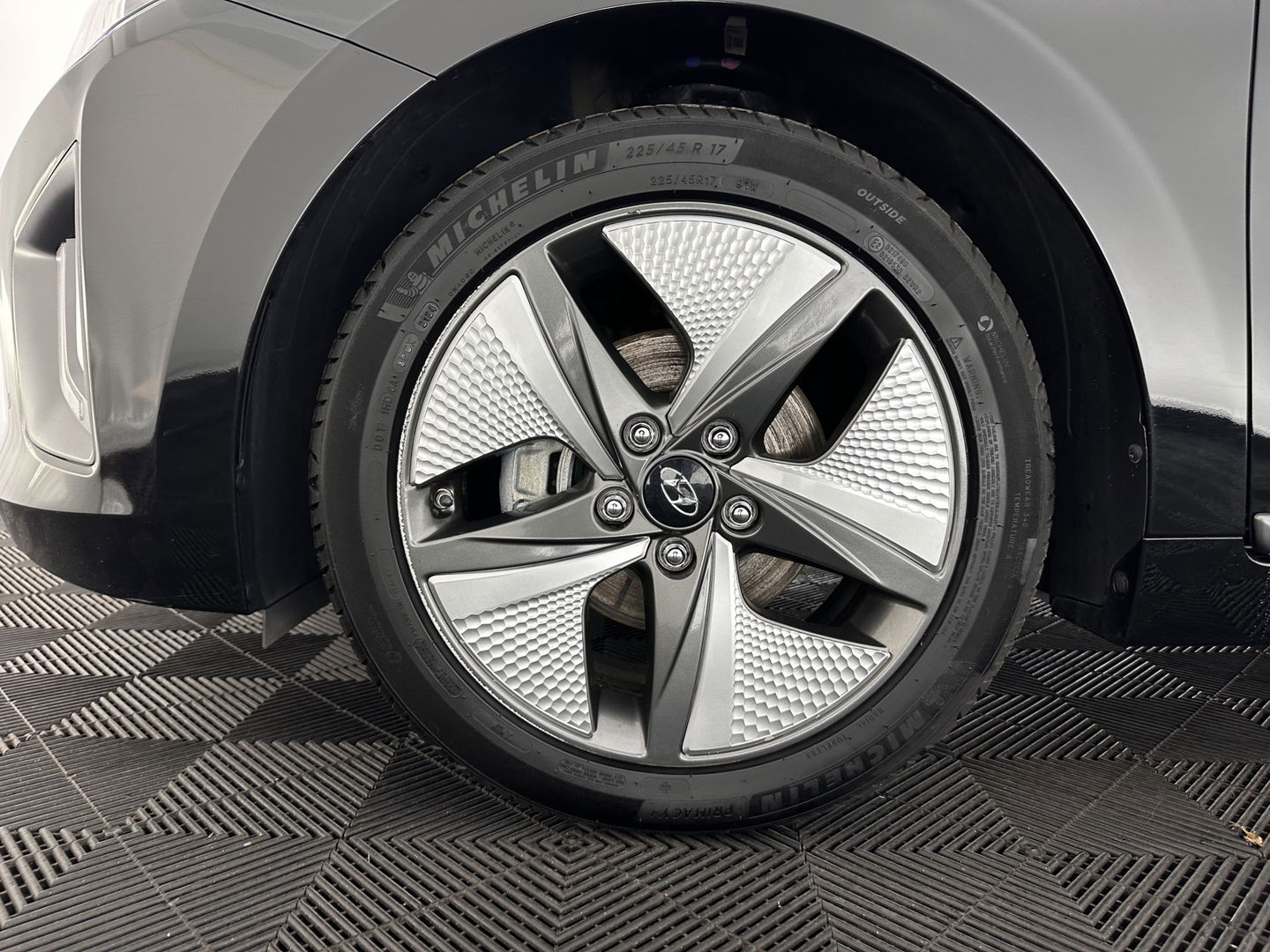 Hyundai IONIQ Premium EV 38 kWh {SOH-97%} (INCL-BTW) Aut *HEATPUMP | PANO | LEATHER | FULL-LED | ADAPTIVE-CRUISE | KEYLESS | NAVI-FULLMAP | DAB | CAMERA | MEMORY-PACK | DIGI-COCKPIT | HEATED/VENTILATED-SEATS | CCS- FASTLOADER | 16''A