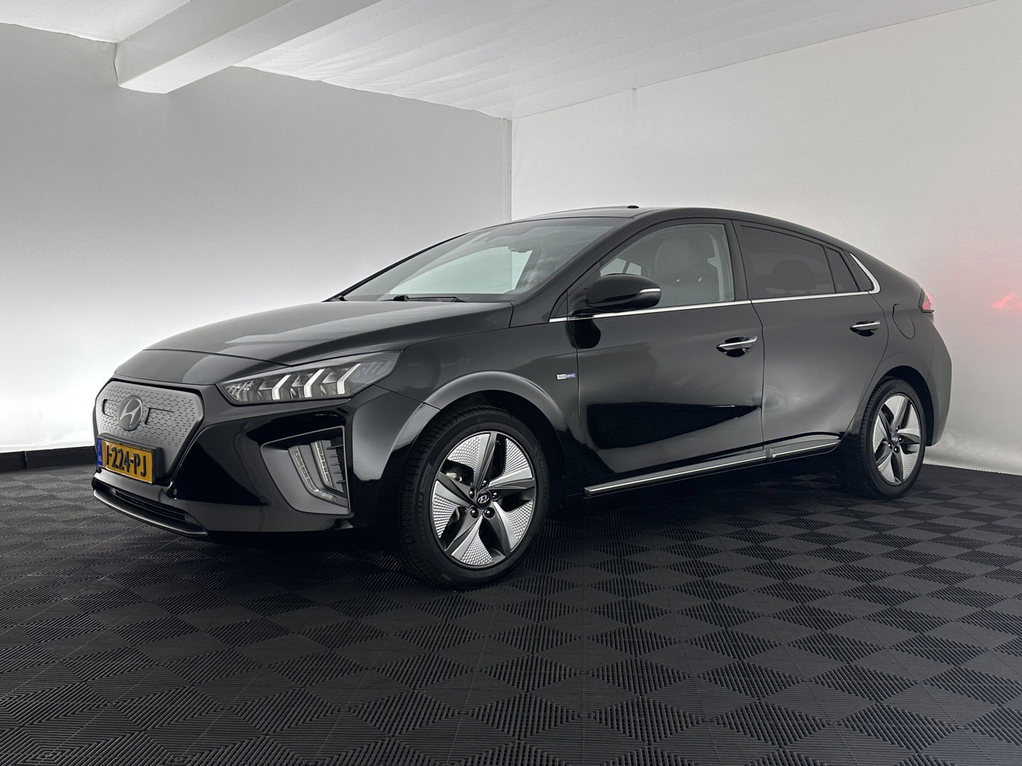 Hyundai IONIQ Premium EV 38 kWh {SOH-97%} (INCL-BTW) Aut *HEATPUMP | PANO | LEATHER | FULL-LED | ADAPTIVE-CRUISE | KEYLESS | NAVI-FULLMAP | DAB | CAMERA | MEMORY-PACK | DIGI-COCKPIT | HEATED/VENTILATED-SEATS | CCS- FASTLOADER | 16''A