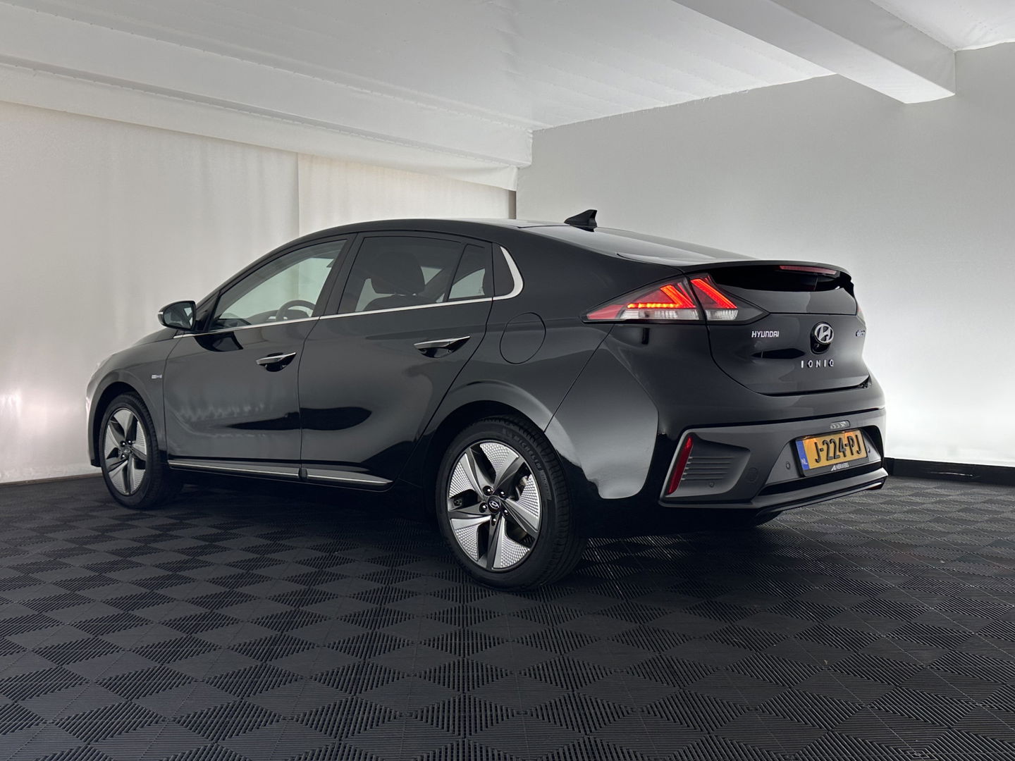 Hyundai IONIQ Premium EV 38 kWh {SOH-97%} (INCL-BTW) Aut *HEATPUMP | PANO | LEATHER | FULL-LED | ADAPTIVE-CRUISE | KEYLESS | NAVI-FULLMAP | DAB | CAMERA | MEMORY-PACK | DIGI-COCKPIT | HEATED/VENTILATED-SEATS | CCS- FASTLOADER | 16''A