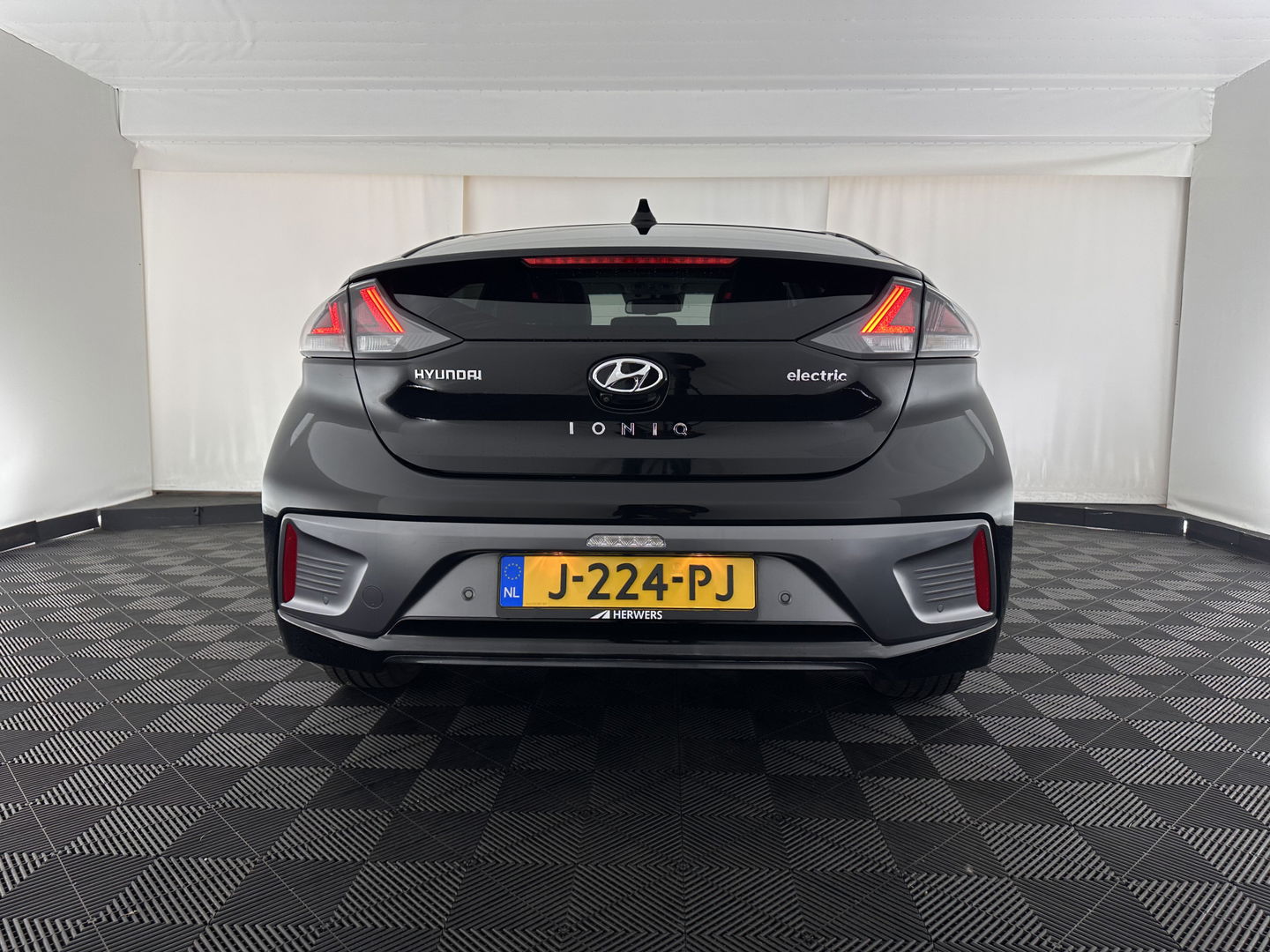 Hyundai IONIQ Premium EV 38 kWh {SOH-97%} (INCL-BTW) Aut *HEATPUMP | PANO | LEATHER | FULL-LED | ADAPTIVE-CRUISE | KEYLESS | NAVI-FULLMAP | DAB | CAMERA | MEMORY-PACK | DIGI-COCKPIT | HEATED/VENTILATED-SEATS | CCS- FASTLOADER | 16''A