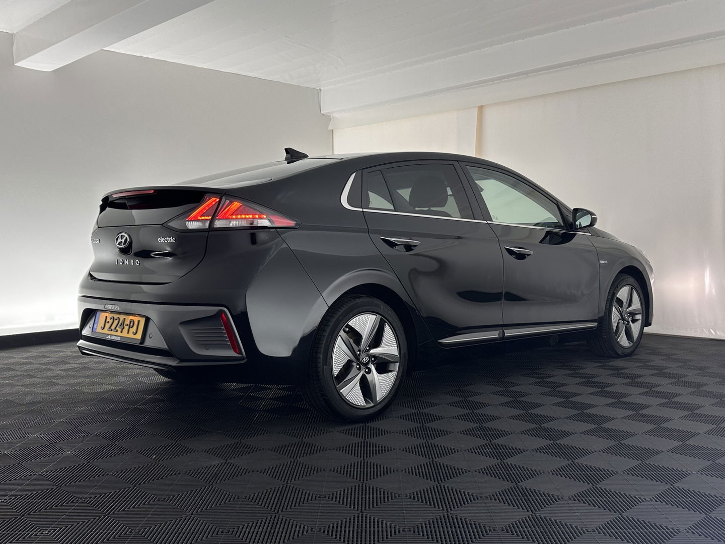 Hyundai IONIQ Premium EV 38 kWh {SOH-97%} (INCL-BTW) Aut *HEATPUMP | PANO | LEATHER | FULL-LED | ADAPTIVE-CRUISE | KEYLESS | NAVI-FULLMAP | DAB | CAMERA | MEMORY-PACK | DIGI-COCKPIT | HEATED/VENTILATED-SEATS | CCS- FASTLOADER | 16''A