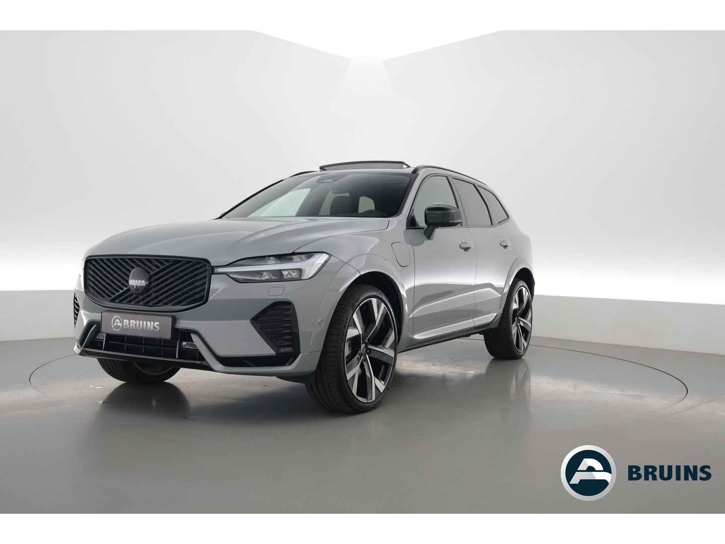Volvo XC60 2.0 T8 Plug-in hybrid AWD Ultra Black Edition | Luchtvering | 22 inch | Trekhaak | Pano | Blis | Pilot assist |