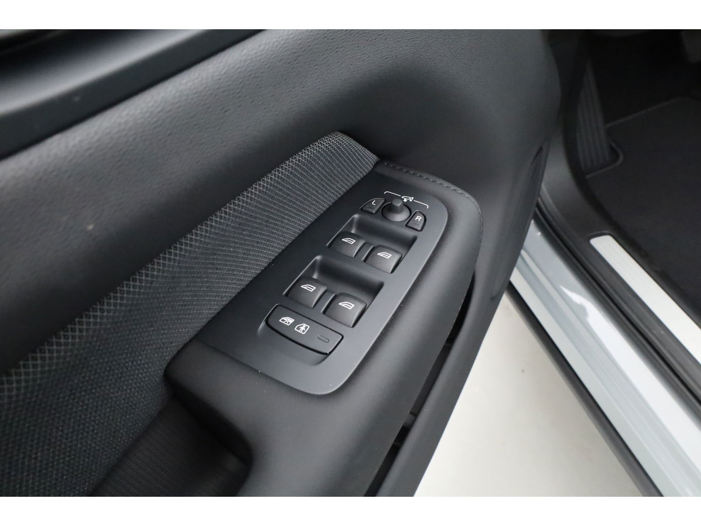 Volvo XC60 2.0 T8 Plug-in hybrid AWD Ultra Black Edition | Luchtvering | 22 inch | Trekhaak | Pano | Blis | Pilot assist |