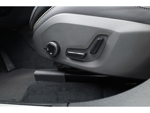 Volvo XC60 2.0 T8 Plug-in hybrid AWD Ultra Black Edition | Luchtvering | 22 inch | Trekhaak | Pano | Blis | Pilot assist |