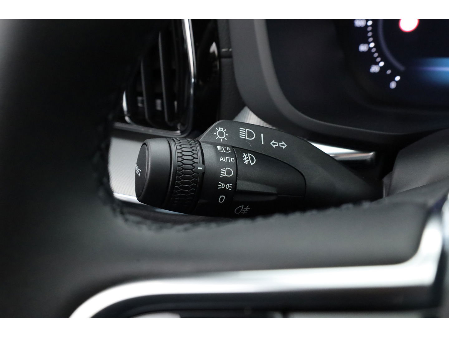 Volvo XC60 2.0 T8 Plug-in hybrid AWD Ultra Black Edition | Luchtvering | 22 inch | Trekhaak | Pano | Blis | Pilot assist |