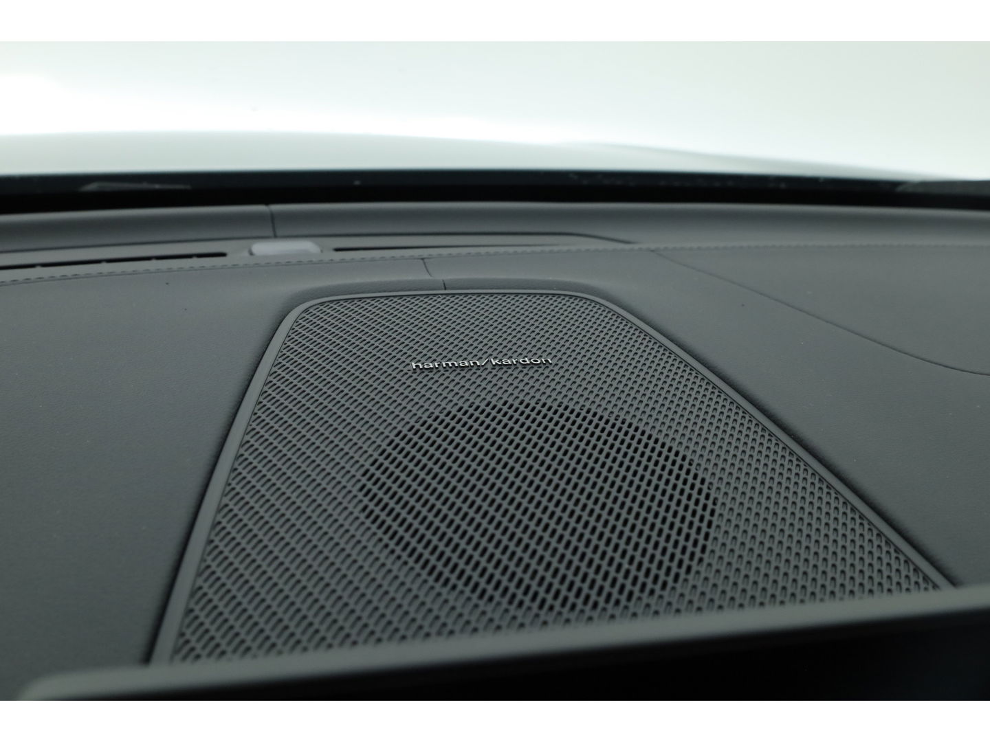 Volvo XC60 2.0 T8 Plug-in hybrid AWD Ultra Black Edition | Luchtvering | 22 inch | Trekhaak | Pano | Blis | Pilot assist |