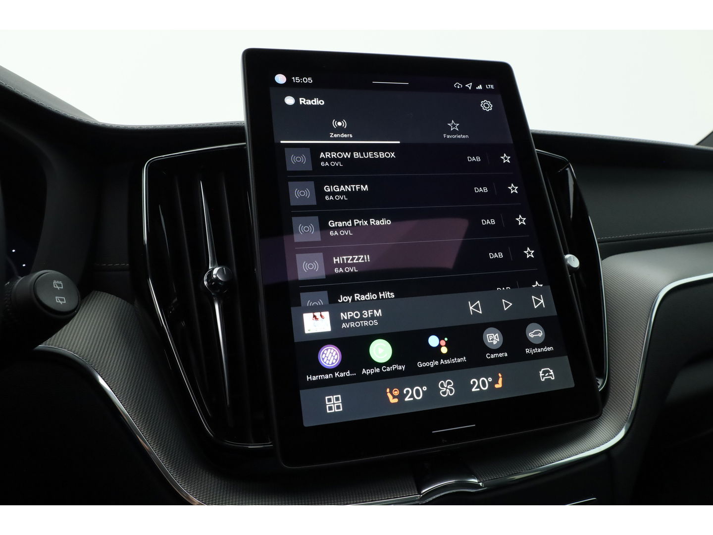 Volvo XC60 2.0 T8 Plug-in hybrid AWD Ultra Black Edition | Luchtvering | 22 inch | Trekhaak | Pano | Blis | Pilot assist |