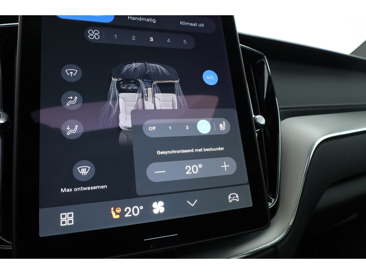 Volvo XC60 2.0 T8 Plug-in hybrid AWD Ultra Black Edition | Luchtvering | 22 inch | Trekhaak | Pano | Blis | Pilot assist |