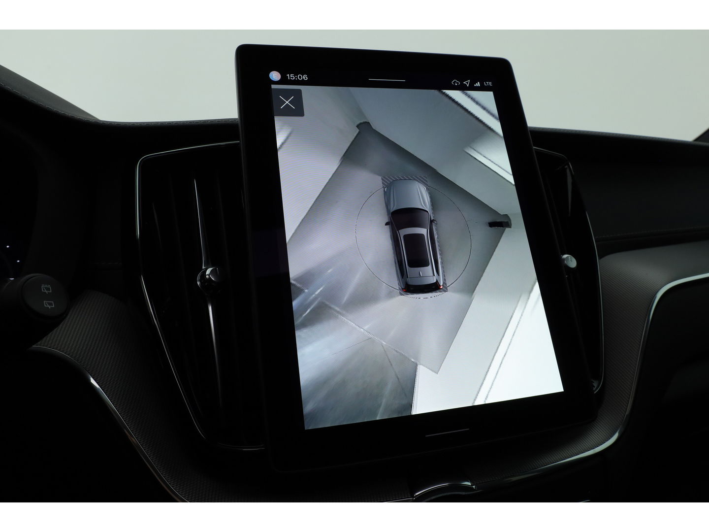 Volvo XC60 2.0 T8 Plug-in hybrid AWD Ultra Black Edition | Luchtvering | 22 inch | Trekhaak | Pano | Blis | Pilot assist |