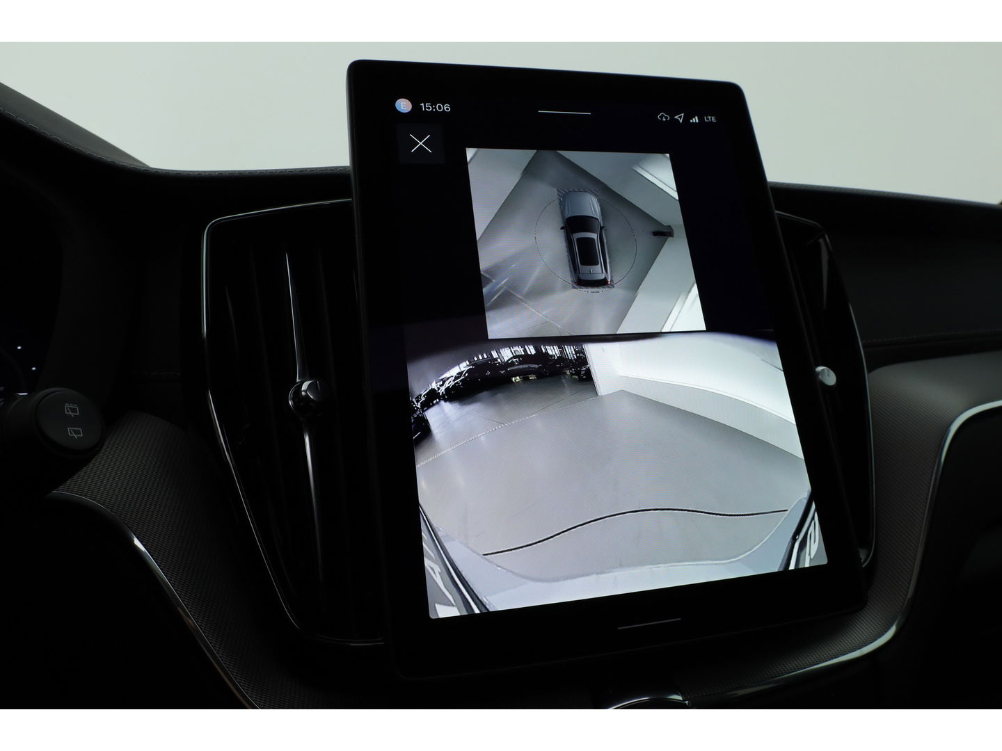 Volvo XC60 2.0 T8 Plug-in hybrid AWD Ultra Black Edition | Luchtvering | 22 inch | Trekhaak | Pano | Blis | Pilot assist |