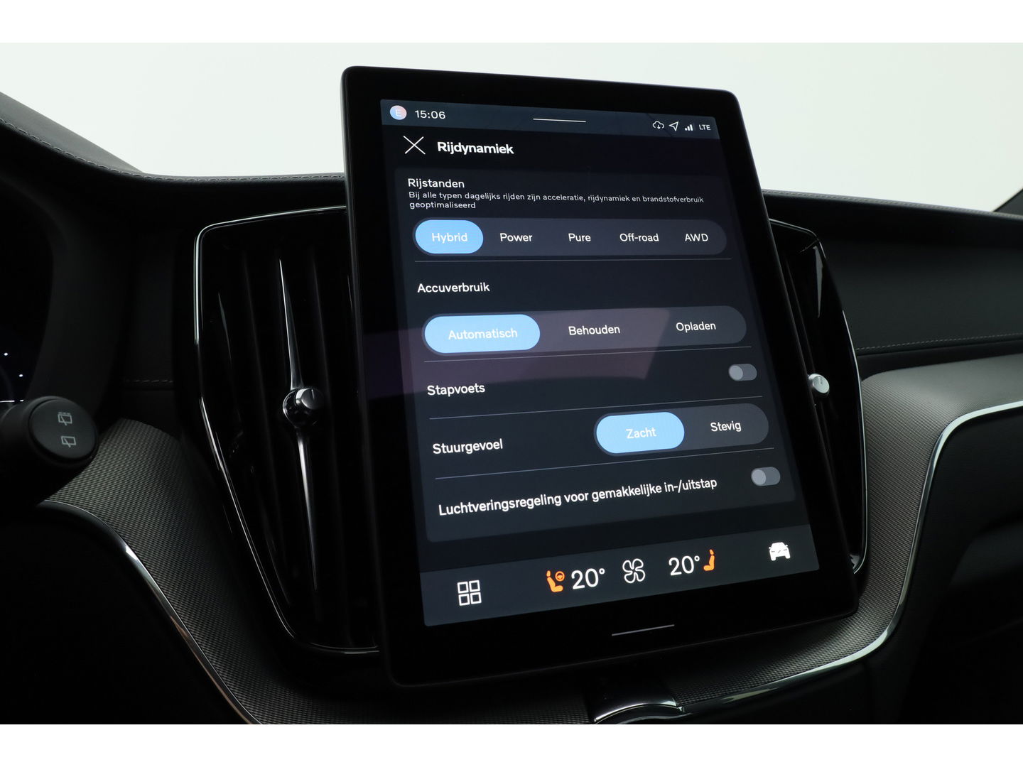 Volvo XC60 2.0 T8 Plug-in hybrid AWD Ultra Black Edition | Luchtvering | 22 inch | Trekhaak | Pano | Blis | Pilot assist |