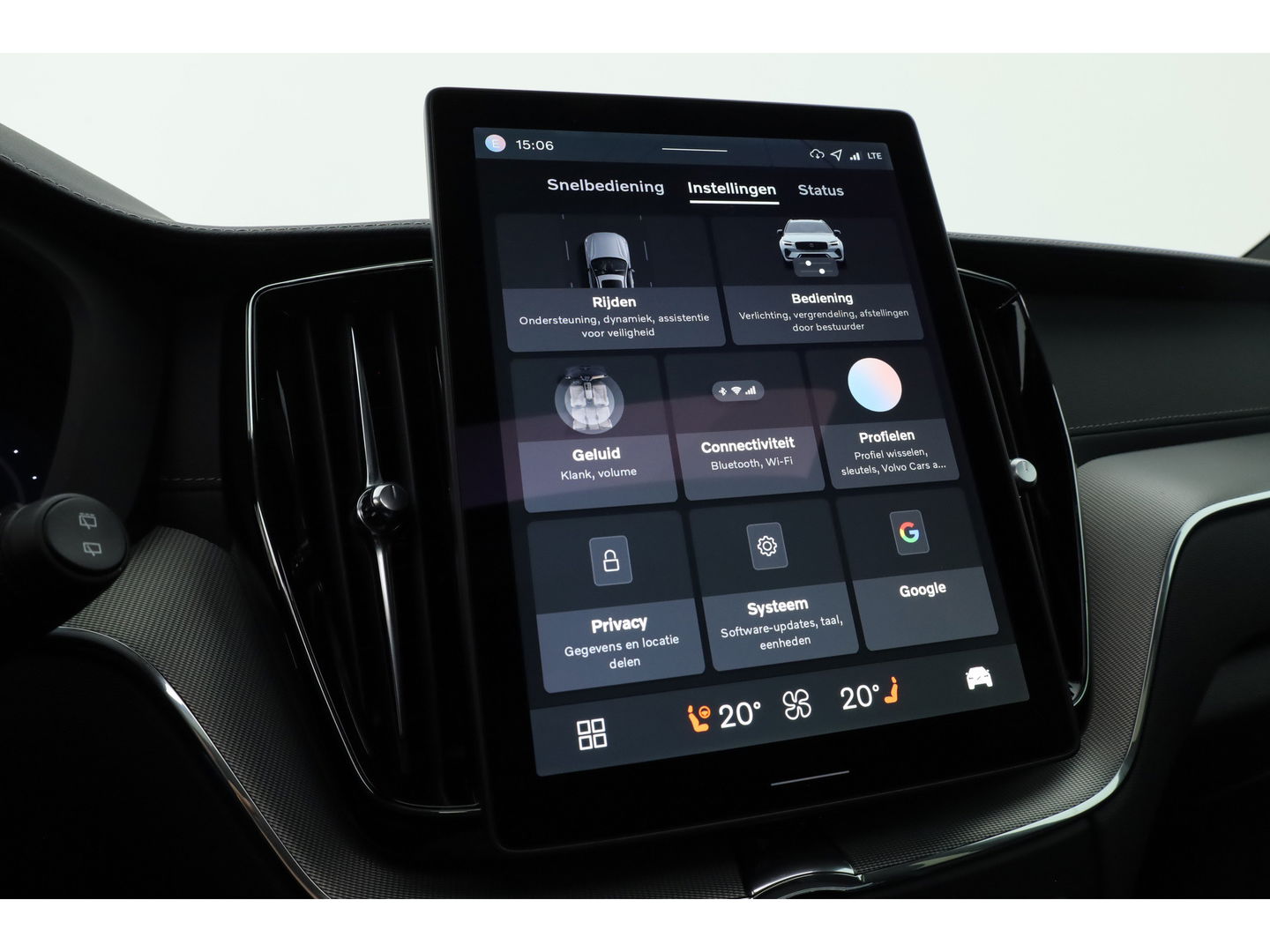 Volvo XC60 2.0 T8 Plug-in hybrid AWD Ultra Black Edition | Luchtvering | 22 inch | Trekhaak | Pano | Blis | Pilot assist |