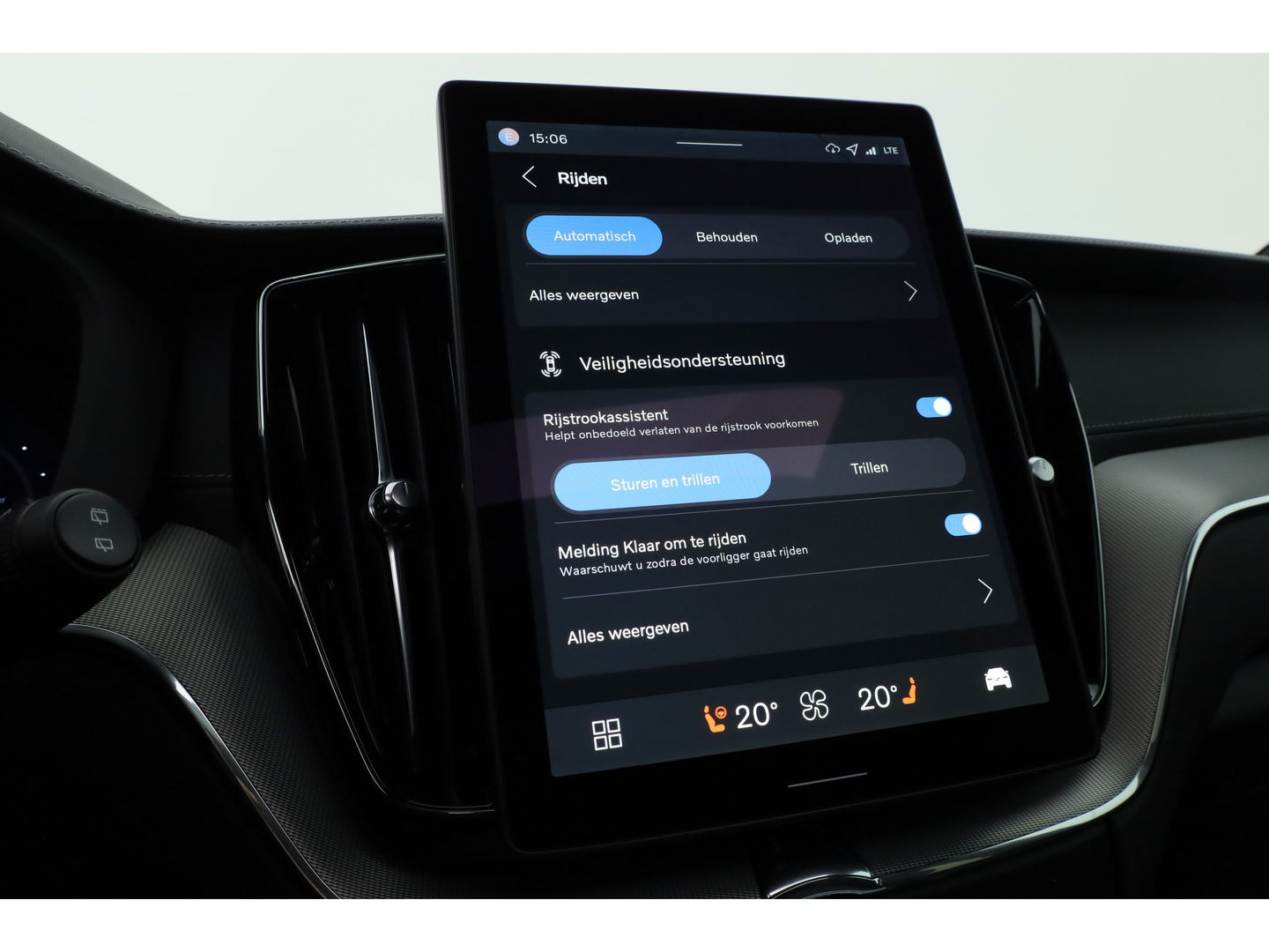 Volvo XC60 2.0 T8 Plug-in hybrid AWD Ultra Black Edition | Luchtvering | 22 inch | Trekhaak | Pano | Blis | Pilot assist |