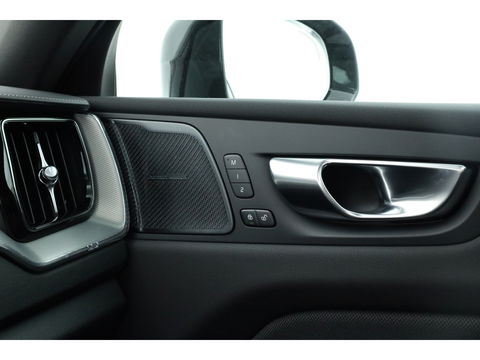Volvo XC60 2.0 T8 Plug-in hybrid AWD Ultra Black Edition | Luchtvering | 22 inch | Trekhaak | Pano | Blis | Pilot assist |