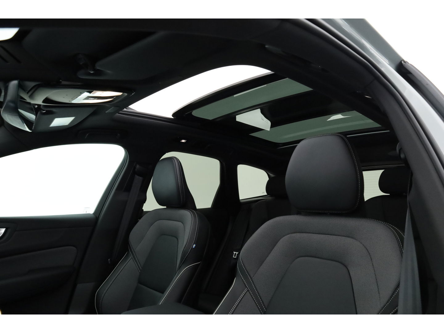 Volvo XC60 2.0 T8 Plug-in hybrid AWD Ultra Black Edition | Luchtvering | 22 inch | Trekhaak | Pano | Blis | Pilot assist |