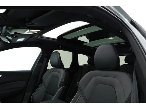 Volvo XC60 2.0 T8 Plug-in hybrid AWD Ultra Black Edition | Luchtvering | 22 inch | Trekhaak | Pano | Blis | Pilot assist |