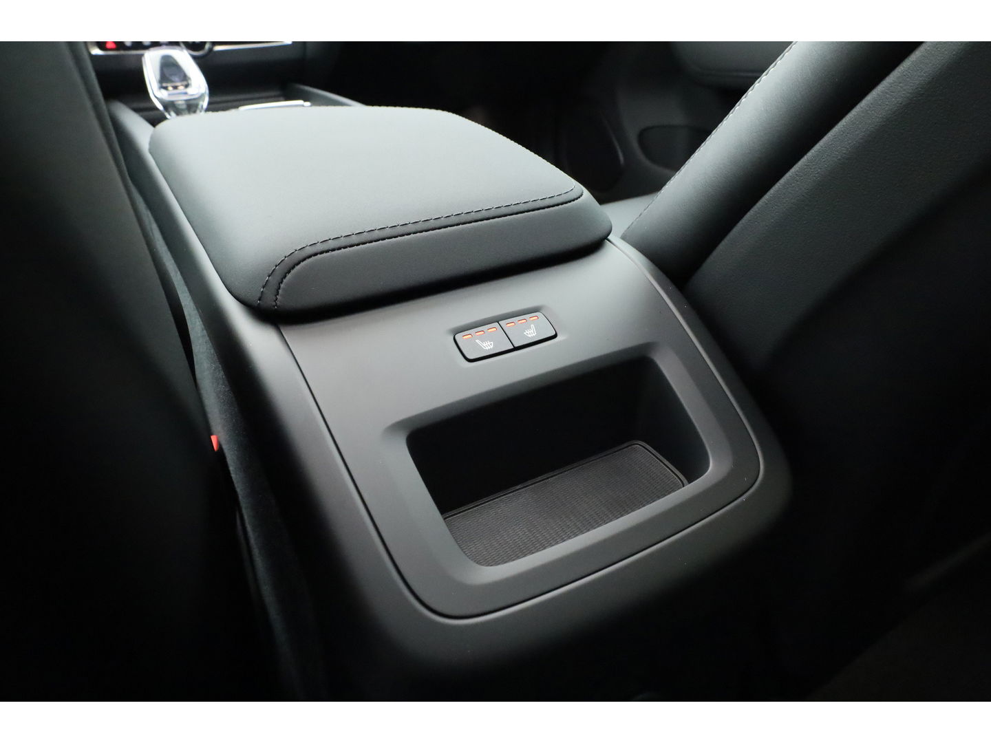 Volvo XC60 2.0 T8 Plug-in hybrid AWD Ultra Black Edition | Luchtvering | 22 inch | Trekhaak | Pano | Blis | Pilot assist |